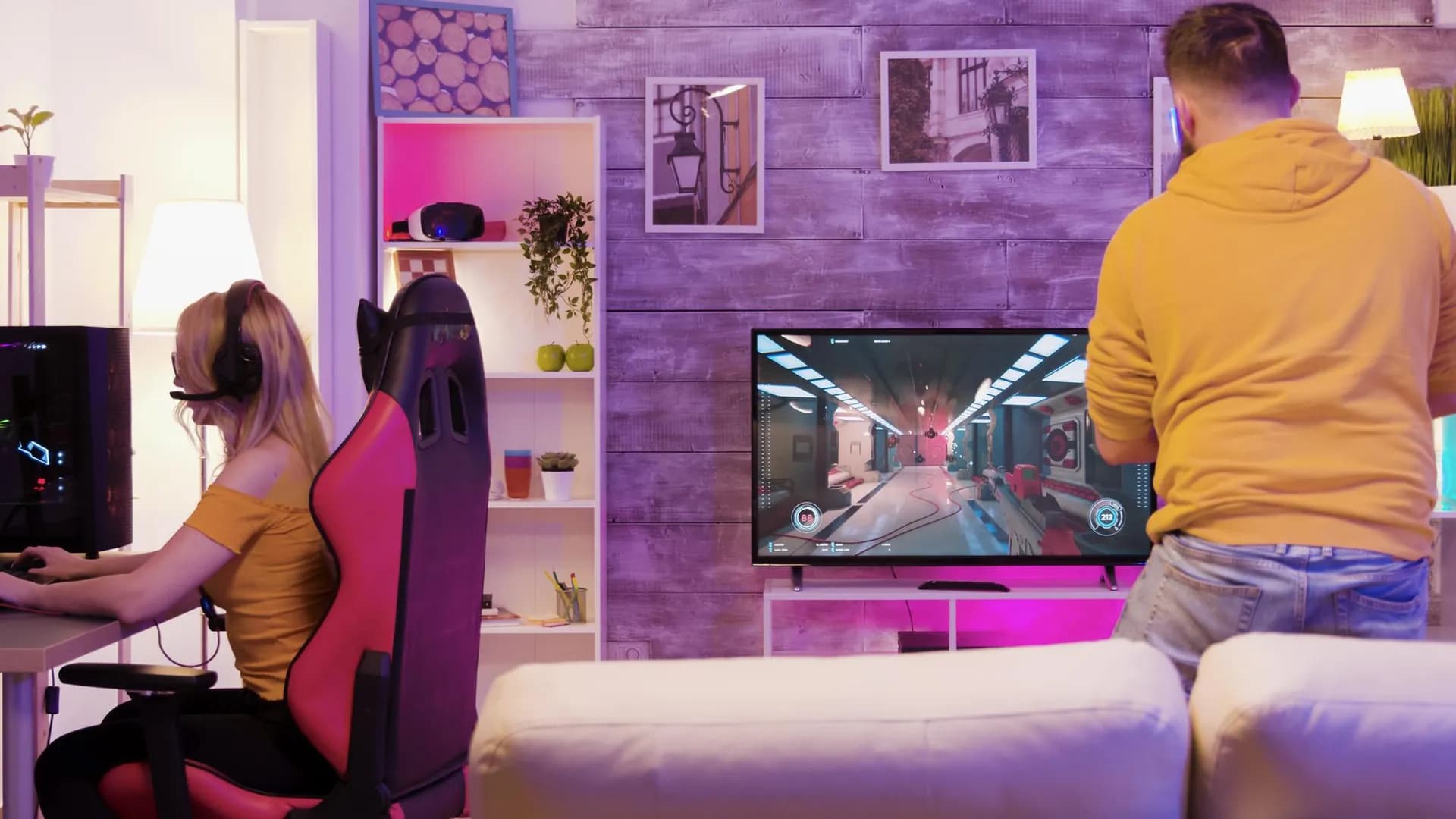 Pareja jugando videojuegos en línea