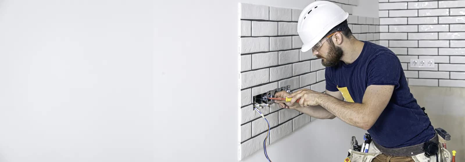 Técnico de Netmas instalando el servicio en un domicilio