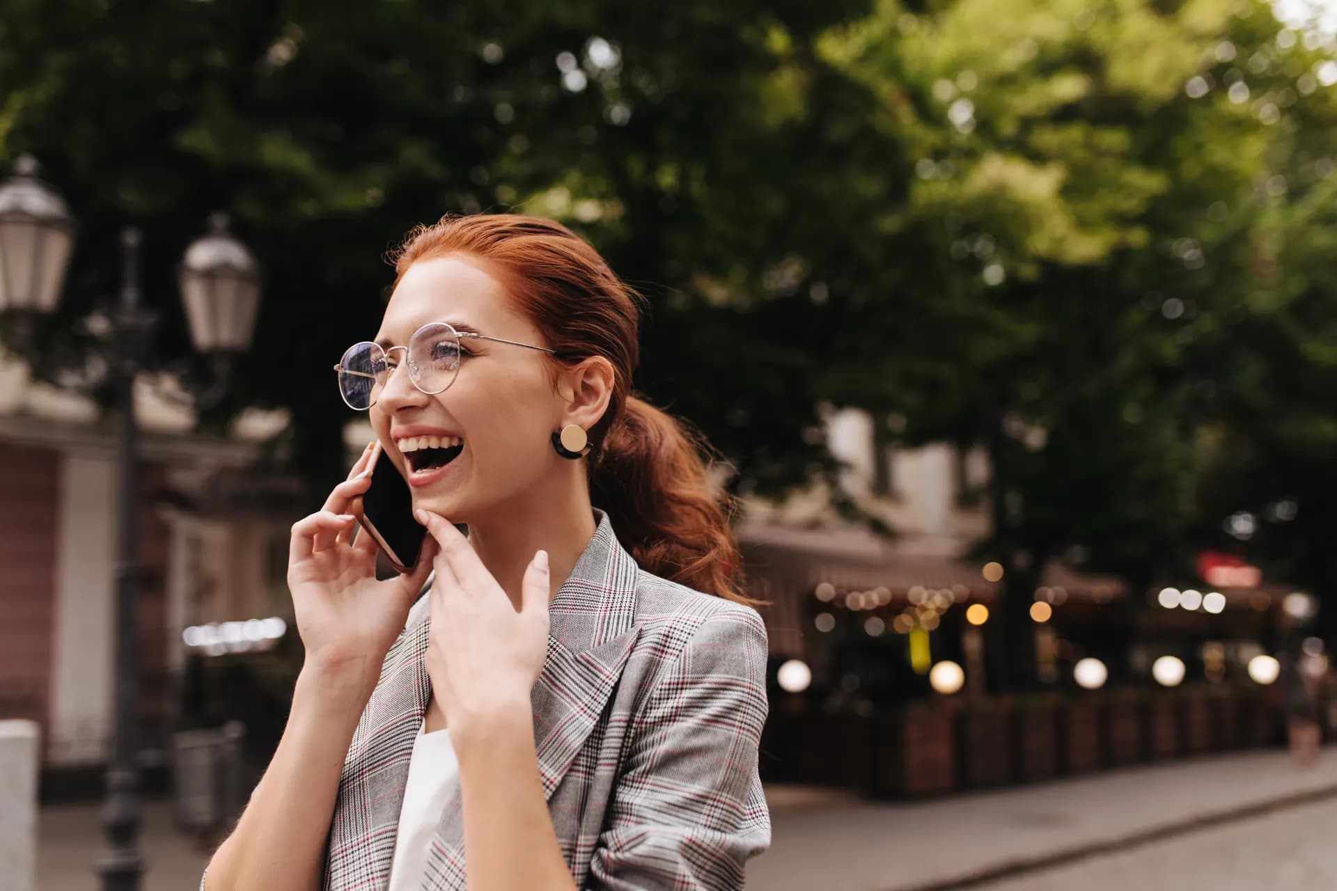 Mujer sonriendo mientras habla por teléfono