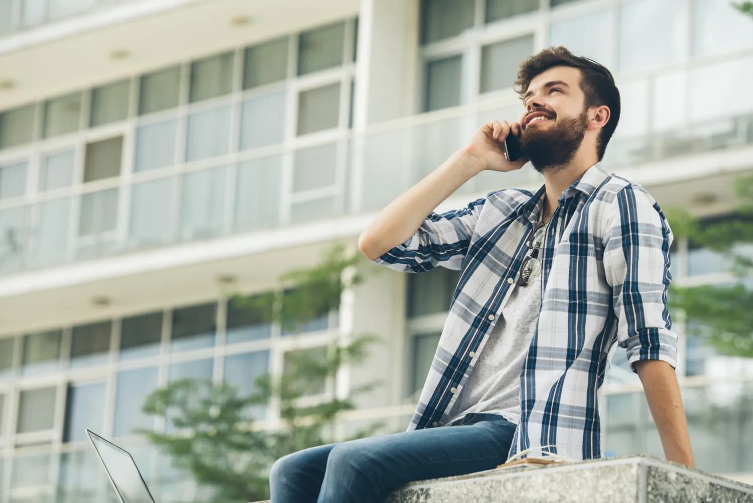 Hombre sonriendo hablando por celular